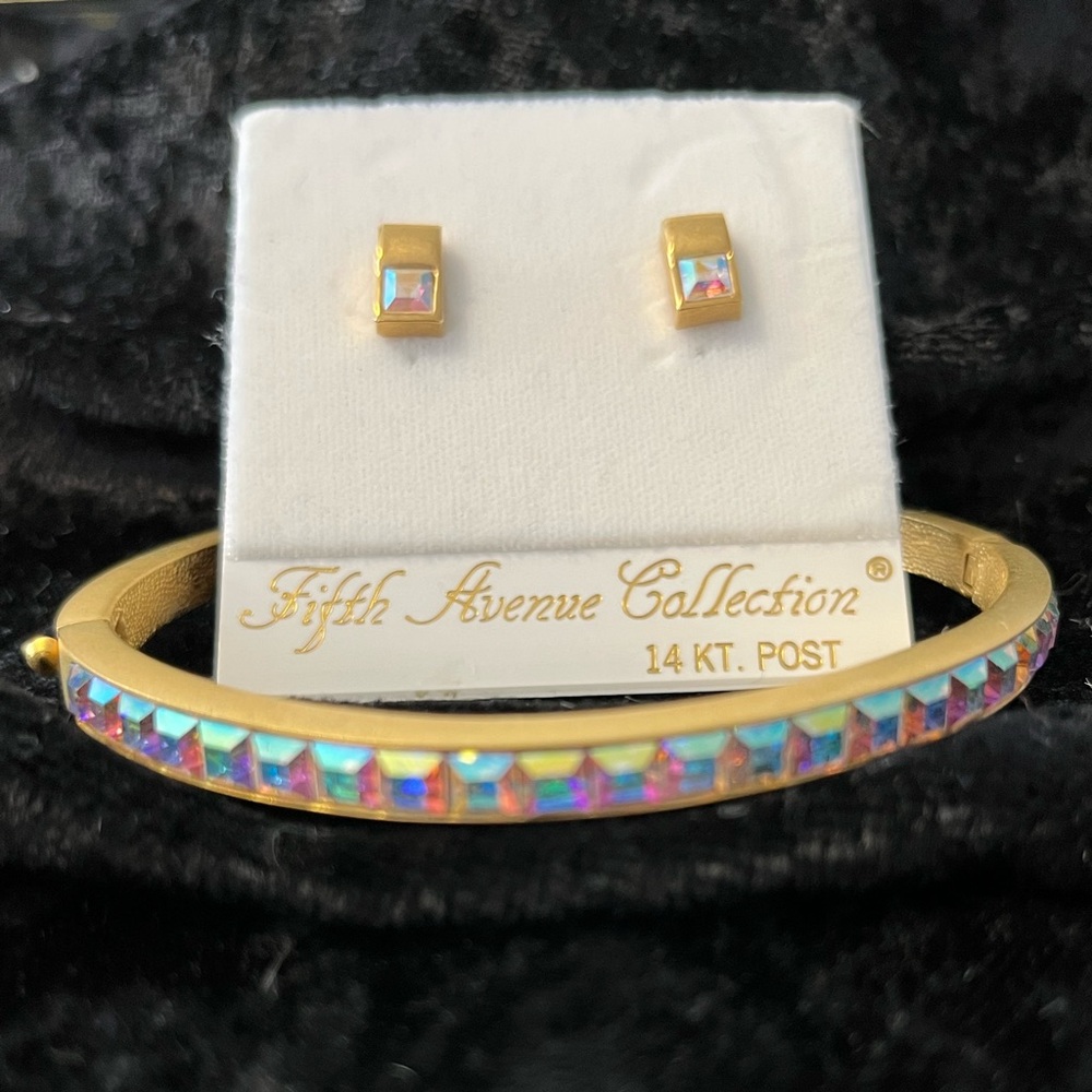 Matching Gold Bangle with Earrings - Picture 4 of 6